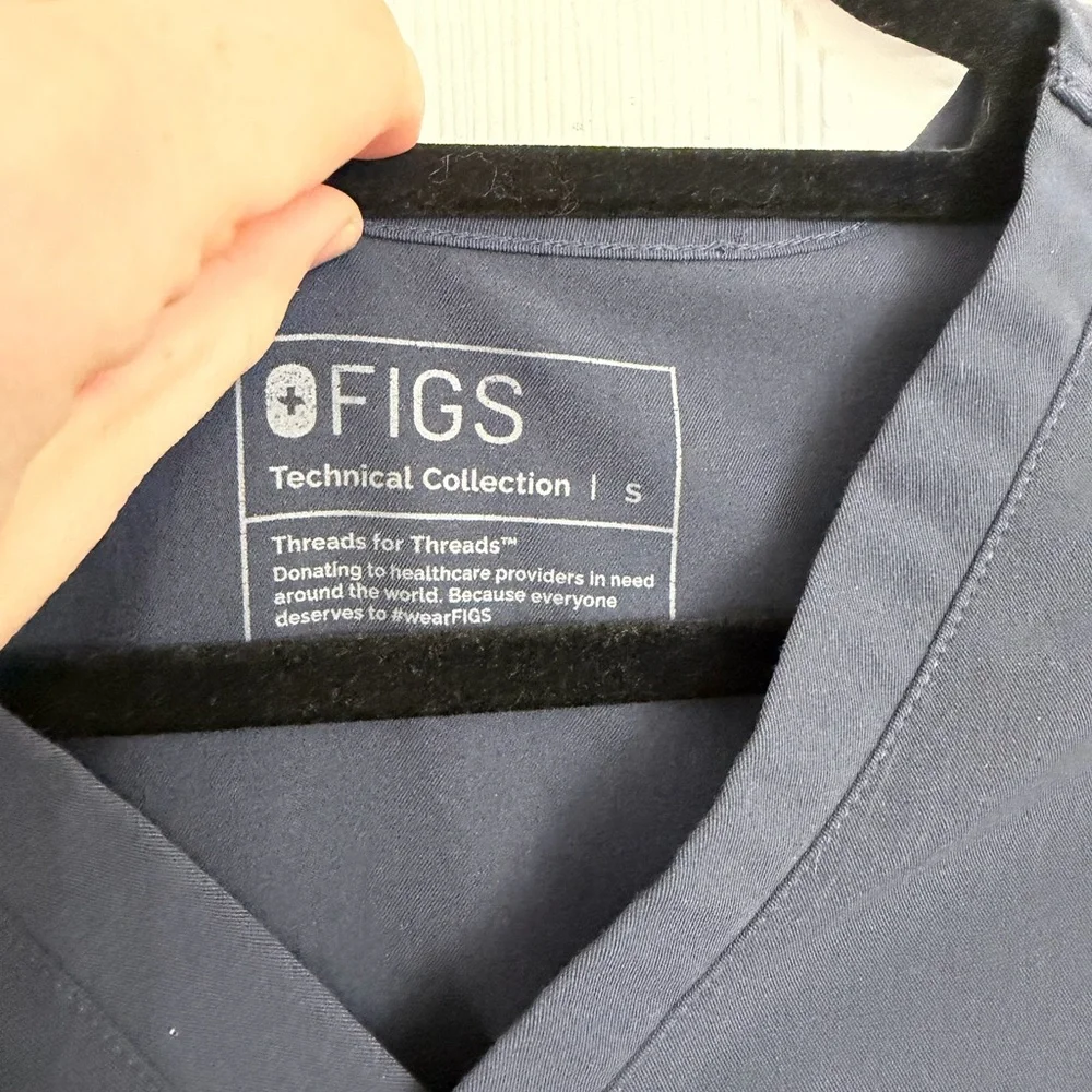 FIGS Technical Collection Catarina one-pocket scrub top | Size small - Picture 2 of 6